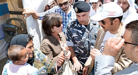 Presidente del parlamento kuwaití visita a refugiados sirios en Líbano